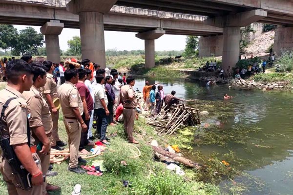 नहाते समय किशोर डूबाः लखनऊ से मंदिर आया था, तलाश में जुटी NDRF की टीम; 20 स्थानीय गोताखोर जुटे 1 014 3