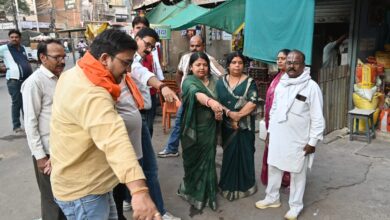 निर्माण कार्यों में लापरवाही पर महापौर सख्त, गुणवत्ता से समझौते पर जताई नाराजगी 7 02 3