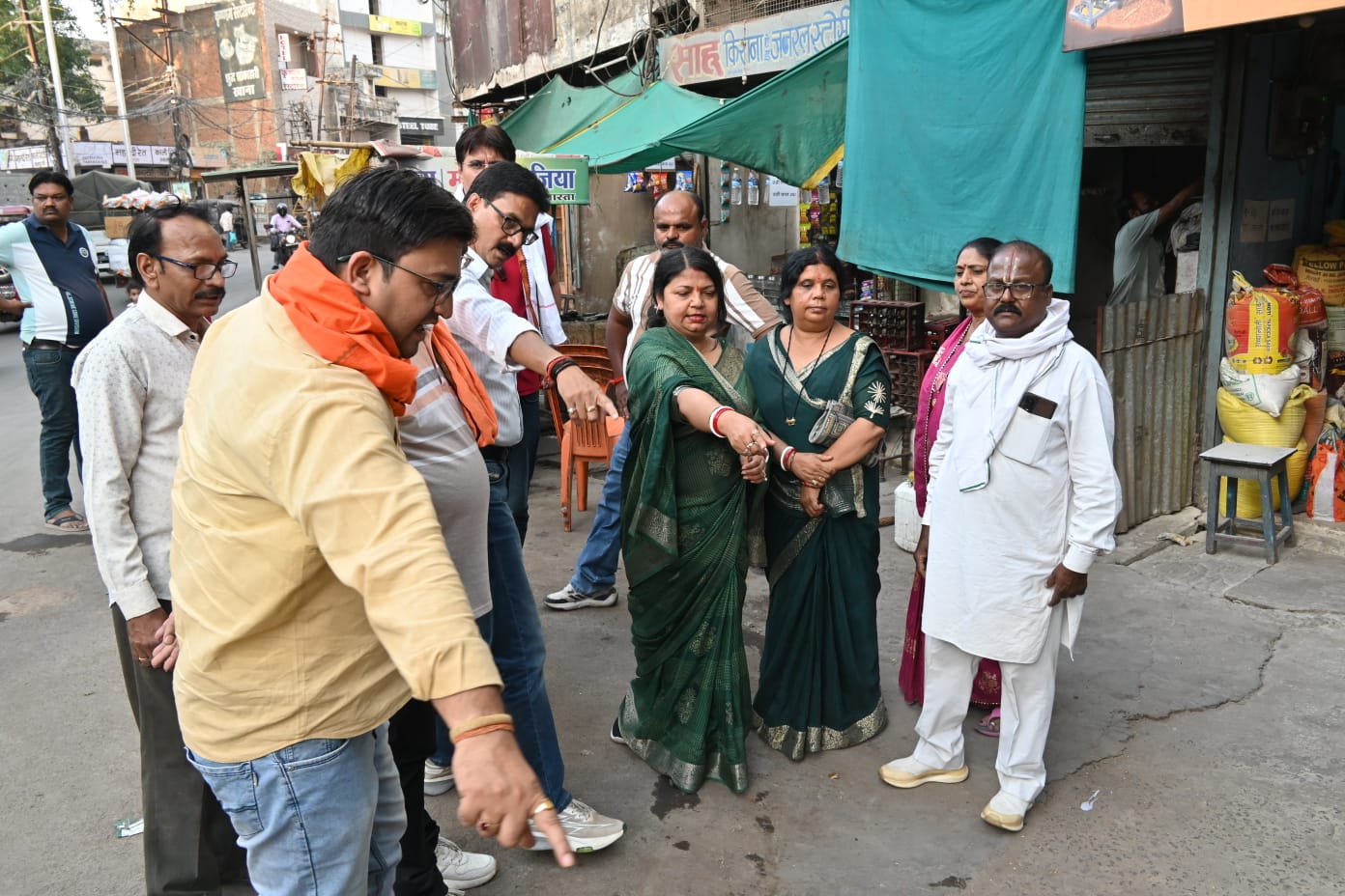 निर्माण कार्यों में लापरवाही पर महापौर सख्त, गुणवत्ता से समझौते पर जताई नाराजगी 3 02 3