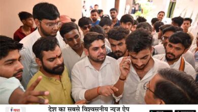 अभाविप ने वेटरनरी यूनिवर्सिटी में किया जोरदार प्रदर्शन, कुलसचिव के इस्तीफे की मांग को लेकर कुलपति को सौंपा ज्ञापन 1 02 31