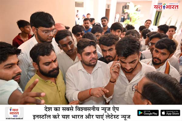 अभाविप ने वेटरनरी यूनिवर्सिटी में किया जोरदार प्रदर्शन, कुलसचिव के इस्तीफे की मांग को लेकर कुलपति को सौंपा ज्ञापन 1 02 31