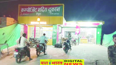 शराब ठेकेदार की मनमानी, प्रिंट रेट से अधिक कीमत पर बेच रहे शराब, ग्राहकों की जेब पर डाल रहे डाका, एक बोतल पर 40 रुपये की अवैध वसूली 12 02 34
