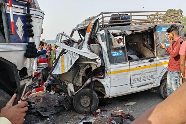 लखीमपुर खीरी में भीषण सड़क हादसा, ट्रक-मैजिक की टक्कर में 10 लोगों की मौत 1 03 18