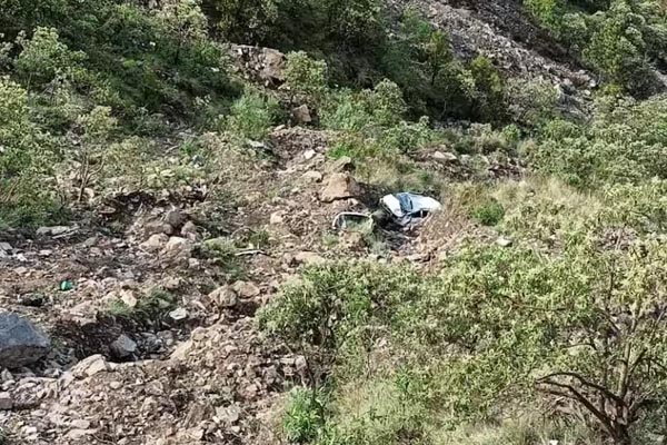 300 मीटर गहरी खाई में गिरी कार, बच्चे और महिलाओं समेत 6 की मौत 1 04 12