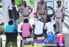 एक सैकड़ा शराब माफियाओं पर पुलिस की कार्रवाई, ऑपरेशन शिकंजा : 356 लीटर प्लेन, 58 लीटर अंग्रेजी, 56 लीटर कच्ची शराब बरामद, शराब माफियाओं के नेटवर्क को ध्वस्त करने पुलिस की मुहिम 10 05 5