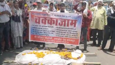 मूलभूत सुविधाओं की मांग को लेकर रहवासियों का चक्काजाम, प्रशासन के खिलाफ फूटा आक्रोश 6 08 16