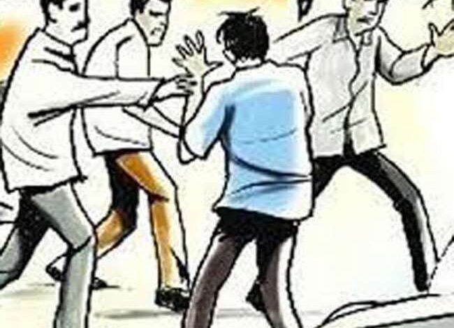 दो इलाकों में मामूली विवाद पर खूनी संघर्ष, चाकू और तलवार से जानलेवा हमला 1 16 05 2020 maarpeetnewraksh 20276214 1