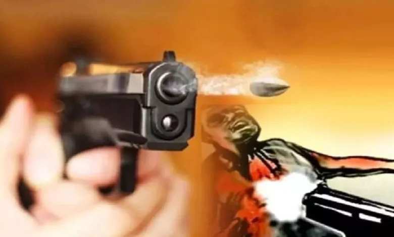 खूनी संघर्ष : अंधाधुंध फायरिंग में पति की मौत : पत्नी और बेटा गंभीर रूप से घायल 1 23 05 2023 young man was shot dead 23421038.webp