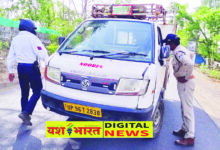 सडक़ पर पिकअप स्टार्ट कर शराब के नशे में सो गया ड्राइवर, यातायात प्रभारी ने दिखाई तत्परता, टली बड़ी दुर्घटना 13 51