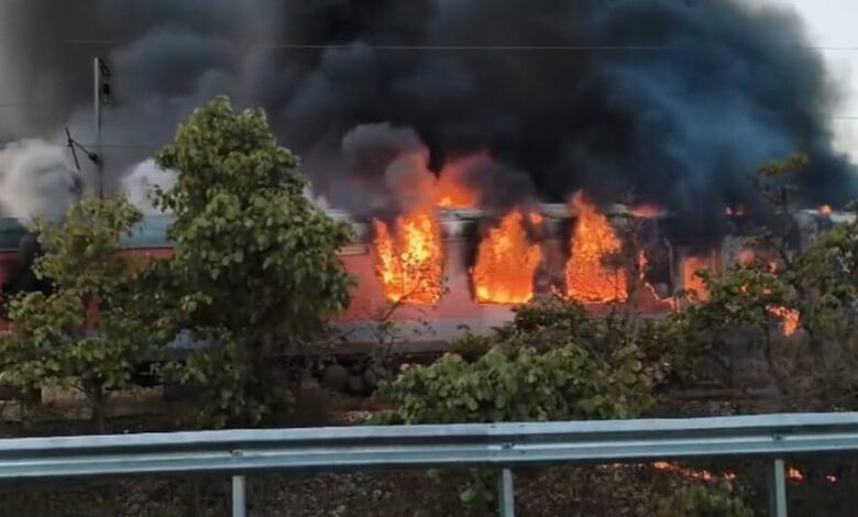 6a09286e55aa9 fire break out in train 173104974 16x9 1