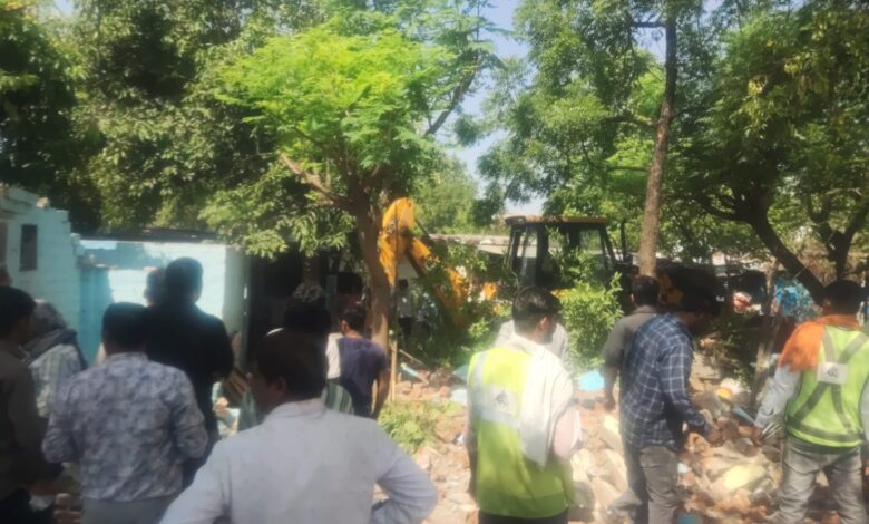 10 लेन सड़क निर्माण के लिए अर्जुन नगर की 38 झुग्गियां हटाईं 1 IMG 20260510 WA0032