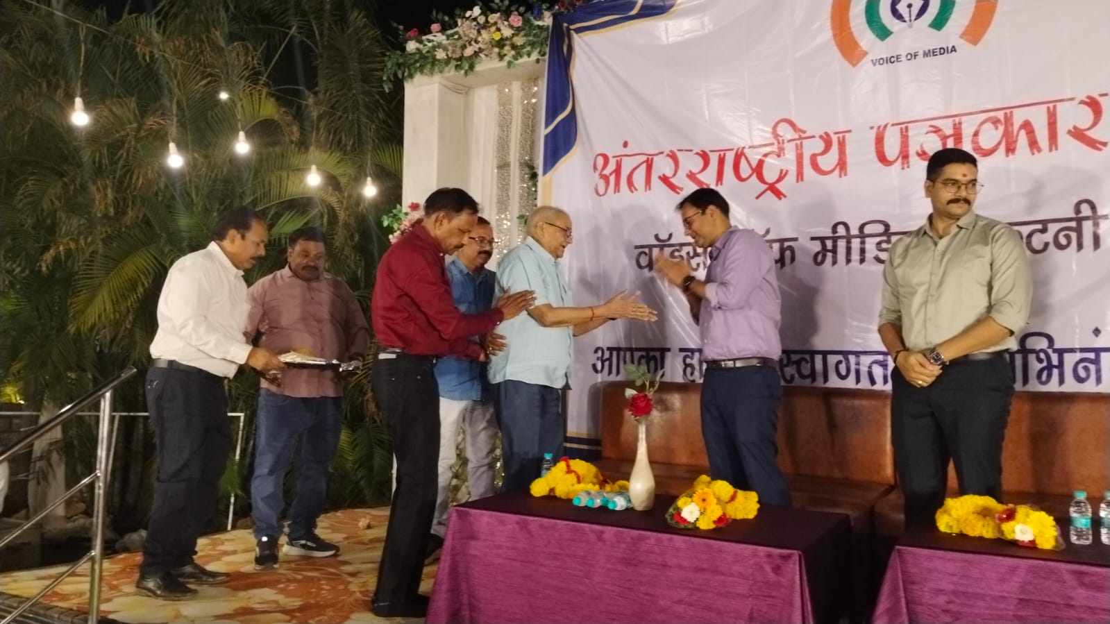 चुनौतियों को पार कर युवा पत्रकारों को दिशा देने वाले वरिष्ठ पत्रकारों का अभिनंदन, कलेक्टर आशीष तिवारी, एसपी अभिनय विश्वकर्मा समेत अन्य अतिथियों ने वरिष्ठ पत्रकारों के योगदान को सराहा 7 IMG 20260510 WA1061