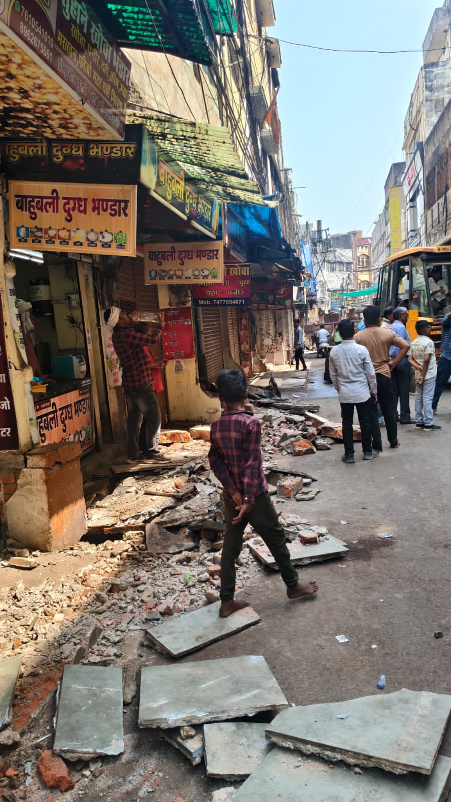 खोवा मंडी में चला निगम का बुलडोजर, सड़क और नालियों से हटे अतिक्रमण 4 IMG 20260513 WA0039