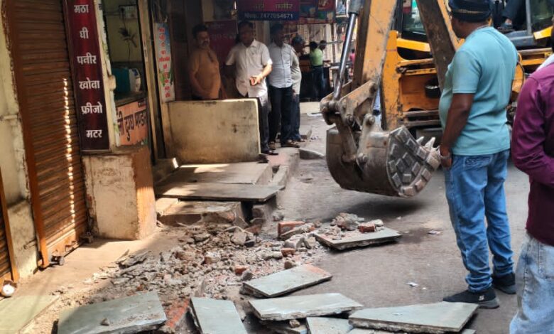 खोवा मंडी में चला निगम का बुलडोजर, सड़क और नालियों से हटे अतिक्रमण 1 IMG 20260513 WA0040
