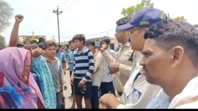 भीषण गर्मी में पेयजल संकट पर ग्रामीणों का फूटा गुस्सा, किया चक्का जाम 7 IMG 20260517 WA0043
