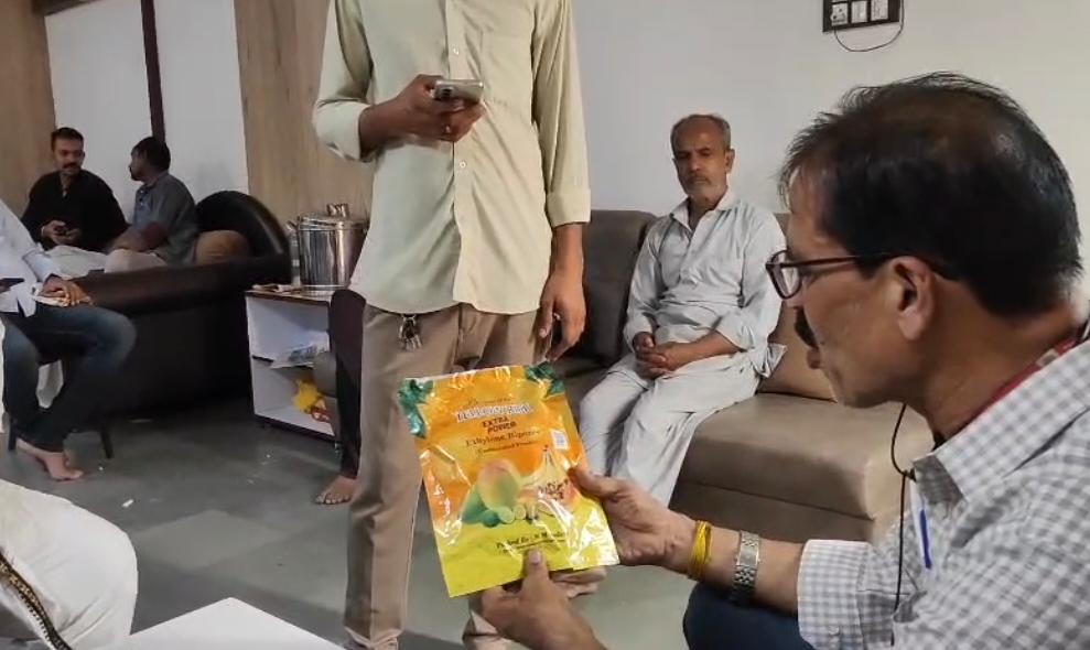 फल मंडियों पर छापा, केमिकल रिपनर और आम-तरबूज के नमूने जब्त 1 IMG 20260520 WA0040