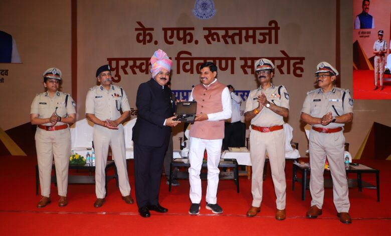 उत्कृष्ट पुलिसिंग का सम्मान......पूर्व एएसपी राजेश तिवारी को मिला केएफ रूस्तमजी पुरस्कार-मुख्यमंत्री डॉ. मोहन यादव ने भोपाल में किया सम्मानित, भेंट की रिवाल्वर 1 IMG 20260520 WA0268