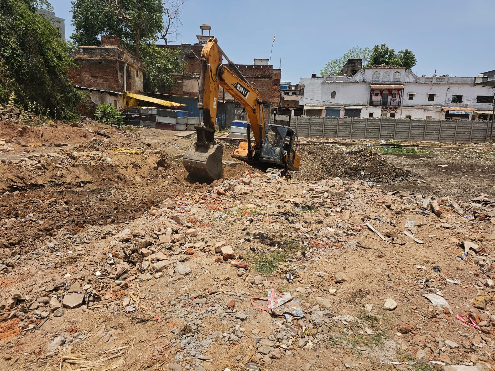 जनहित याचिका ने खोला लल्लू भैया की तलैया के सौंदर्यीकरण का रास्ता, उच्च न्यायालय से मिले नोटिस के बाद नगर निगम ने आज से शुरू किया काम 2 IMG 20260522 WA09441