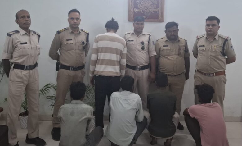 गढ़ा पुलिस ने एक ही रात में दबोचे 20 स्थायी वारंटी जिलेभर में चली कॉम्बिंग गश्त, 234 वारंट तामील 1 IMG 20260524 WA0072