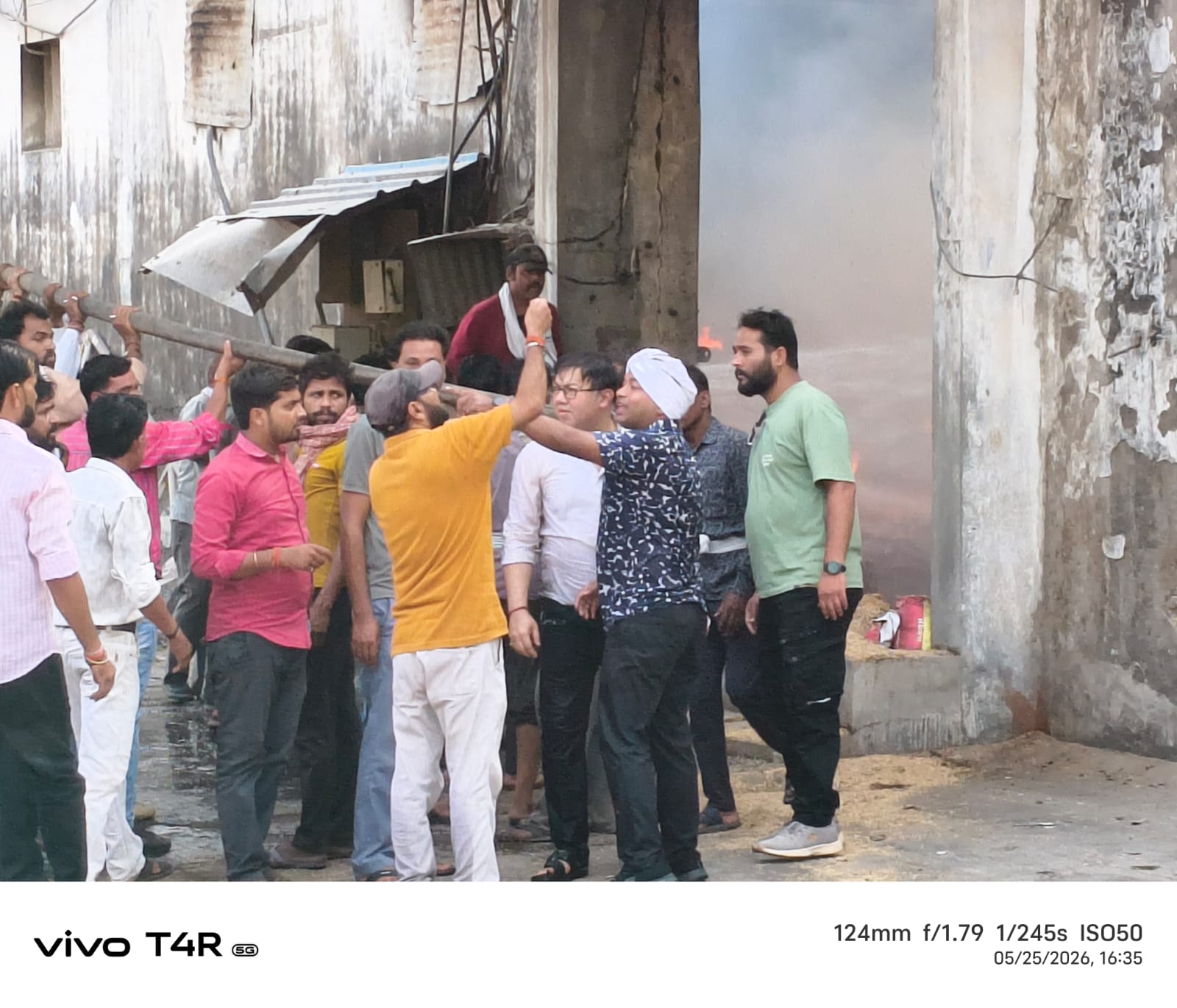 माधवनगर में अजय फुट रबर प्लांट में भीषण आग, चार दमकल गाड़ियां मौके पर 4 IMG 20260525 WA0039 1