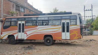 गढ़ा पुलिस की बड़ी कार्रवाई: बिना फिटनेस, बीमा और परमिट दौड़ रही यात्री बस जब्त, यात्रियों की जान जोखिम में डालकर चल रही थी बस, अन्य बसों पर भी हुई चालानी कार्रवाई 6 IMG 20260526 WA0098