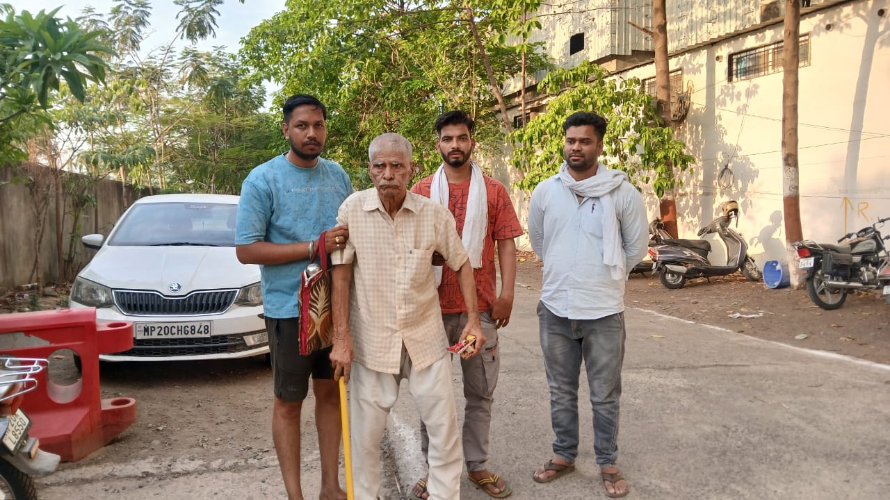 विजयनगर पुलिस की तत्परता से बुजुर्ग अपने परिजनों से मिले, सुरक्षित घर पहुंचाया 2 IMG 20260531 WA0116