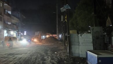 चार महीने से खुदी सड़कें, बंद स्ट्रीट लाइट ने बढ़ाई लोगों की मुसीबत 7 IMG 20260511 213927