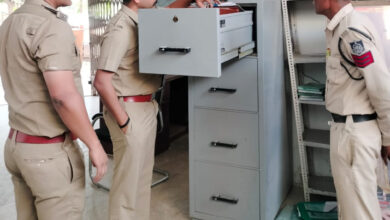 आमजन के साथ बेहतर संवाद स्थापित करे पुलिस, एसपी ने किया उमरियापान और स्लीमनाबाद थाने का निरीक्षण, कानून व्यवस्था का लिया जायजा 2 IMG 20260513 214549