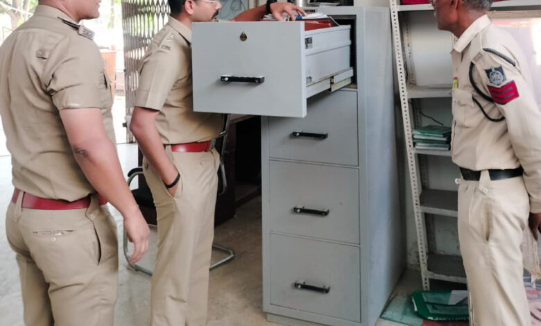 आमजन के साथ बेहतर संवाद स्थापित करे पुलिस, एसपी ने किया उमरियापान और स्लीमनाबाद थाने का निरीक्षण, कानून व्यवस्था का लिया जायजा 1 IMG 20260513 214549