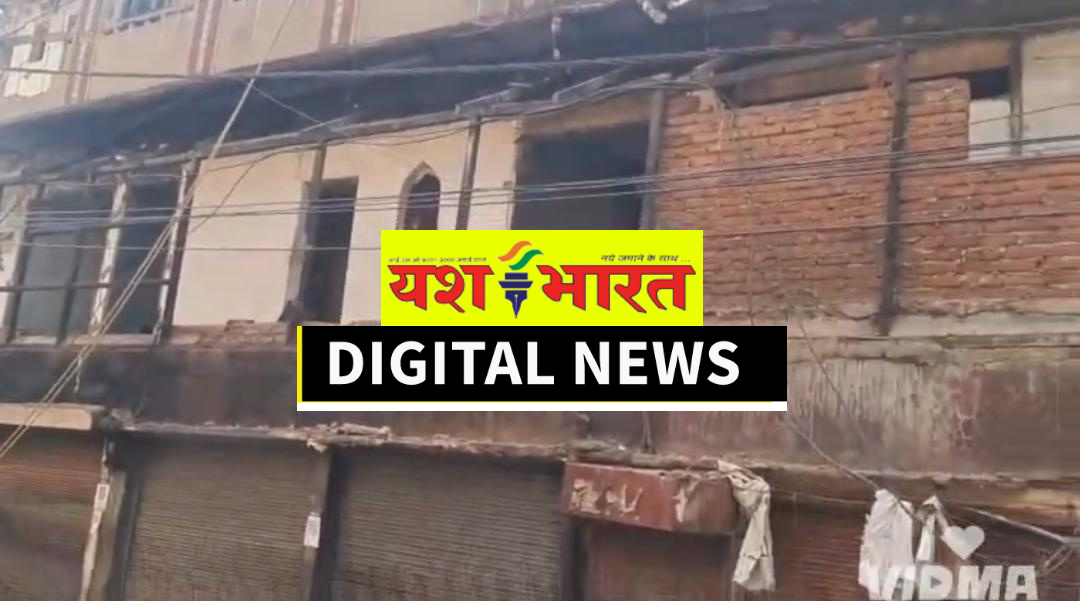 बीडी अग्रवाल वार्ड में जर्जर भवन को ढहाने की कार्रवाई शुरू, मजदूरों की मदद से हटाया जा रहा मलबा 2 IMG 20260514 153726