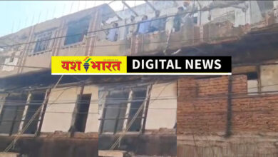 बीडी अग्रवाल वार्ड में जर्जर भवन को ढहाने की कार्रवाई शुरू, मजदूरों की मदद से हटाया जा रहा मलबा 1 IMG 20260514 154118