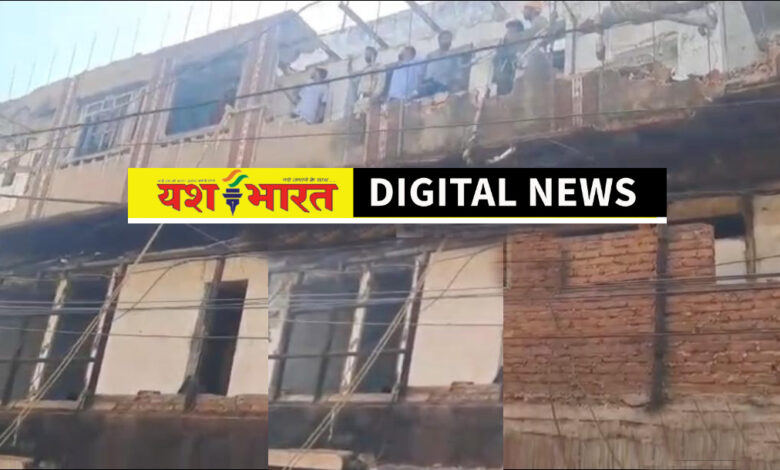 बीडी अग्रवाल वार्ड में जर्जर भवन को ढहाने की कार्रवाई शुरू, मजदूरों की मदद से हटाया जा रहा मलबा 1 IMG 20260514 154118