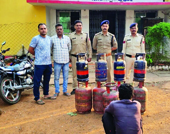 गोदाम से गैस सिलेंडर चोरी का पर्दाफाश, आरोपी गिरफ्तार, कई वारदातों में शामिल 1 IMG 20260517 123406