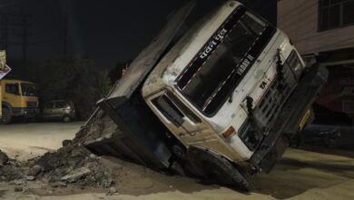 पाइपलाइन की खोदी सड़क ने निगला भारी डंपर रात के अंधेरे में बीच रास्ते फंसा मिट्टी से भरा वाहन 5 IMG 20260519 001808