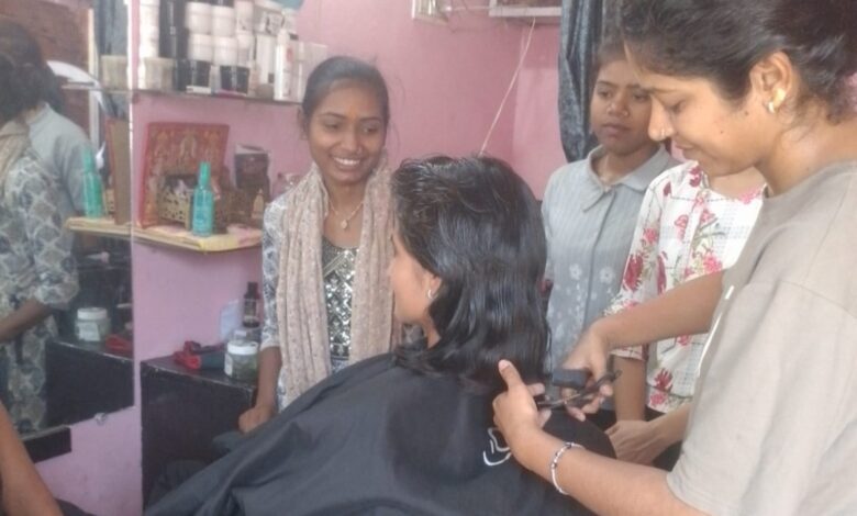 व्यावसायिक शिक्षा से आत्मनिर्भर बन रहे विद्यार्थी, ब्यूटी एंड वेलनेस ट्रेड के छात्रों को दी जा रही ऑन जॉब ट्रेनिंग 1 IMG 20260523 122804