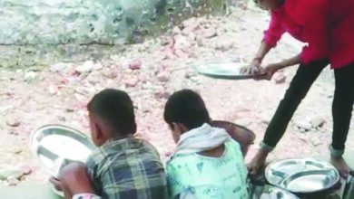 मासूमों से धुलवाई थालियां, मचा हडक़म्प, ढीमरखेड़ा के सिहरा टोला आंगनबाड़ा केंद्र का मामला, अभिभावकों ने बच्चों को केंद्र भेजना किया बंद 7 Page 2 copy