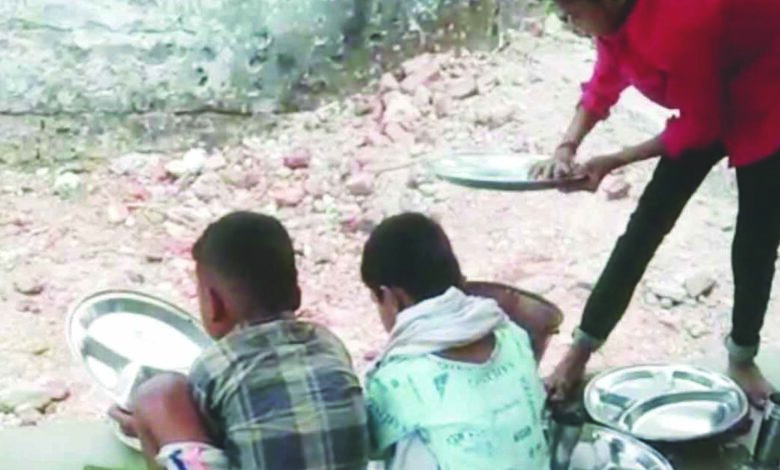 मासूमों से धुलवाई थालियां, मचा हडक़म्प, ढीमरखेड़ा के सिहरा टोला आंगनबाड़ा केंद्र का मामला, अभिभावकों ने बच्चों को केंद्र भेजना किया बंद 1 Page 2 copy