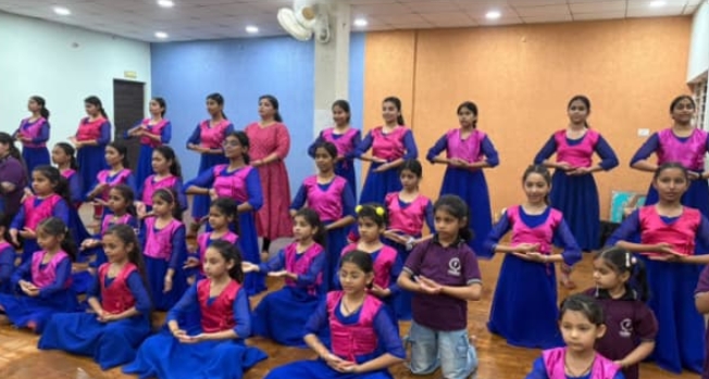 विश्व नृत्य दिवस पर भोपाल में बिखरी आध्यात्मिक छटा, 50 नन्हे कलाकारों ने मंत्रोच्चार पर जीवंत किया कथक 1 Screenshot 2026 05 08 10 01 32 97 6012fa4d4ddec268fc5c7112cbb265e7