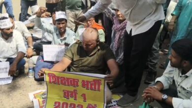 शिक्षक भर्ती में पद बढ़ाने की मांग को लेकर डीपीआई कार्यालय के बाहर प्रदर्शन डीपीआई पहुंचे अभ्यर्थियों ने मुंडन करवाया और नतमस्तक होकर किया प्रदर्शन 9 Screenshot 2026 05 13 16 39 45 43 6012fa4d4ddec268fc5c7112cbb265e7