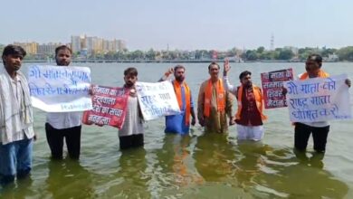 बड़े तालाब में शिवसैनिकों का जल-सत्याग्रह, गौ माता को राष्ट्रमाता घोषित करने की उठी मांग भगवा झंडों के साथ तालाब में उतरे कार्यकर्ता, शांतिपूर्ण प्रदर्शन के बीच पुलिस रही मुस्तैद 8 Screenshot 2026 05 25 15 25 11 13 6012fa4d4ddec268fc5c7112cbb265e7