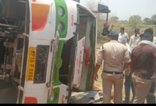 महादेव घाट के आगे यात्री बस पलटी, 8 यात्री घायल: पुलिस ने मौके पर पहुंचकर कराया रेस्क्यू, चालक-परिचालक फरार 11 Screenshot 20260508 155611.WhatsApp
