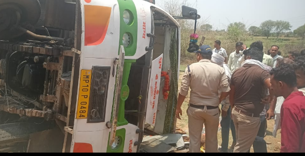महादेव घाट के आगे यात्री बस पलटी, 8 यात्री घायल: पुलिस ने मौके पर पहुंचकर कराया रेस्क्यू, चालक-परिचालक फरार 1 Screenshot 20260508 155611.WhatsApp