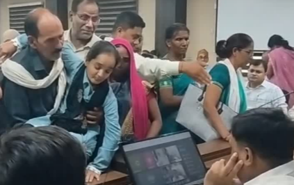 साहब... पीएम आवास में नाम जोड़ने जनपद सहायक सेक्रेटरी मांग रहे 2 हजार की रिश्वत, कलेक्टर ने अधिकारियों को लगाई फटकार 1 Screenshot 20260520 162248.WhatsApp