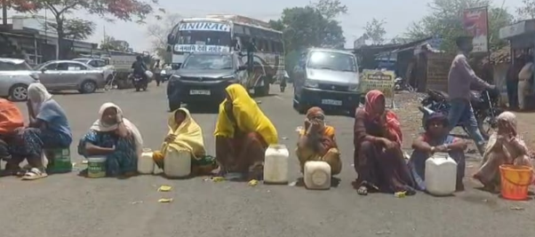 पेयजल संकट से फूटा ग्रामीणों का गुस्सा : महिलाओं ने नेशनल हाईवे पर बर्तन रखकर किया चक्काजाम 1 Screenshot 20260524 170644.WhatsApp