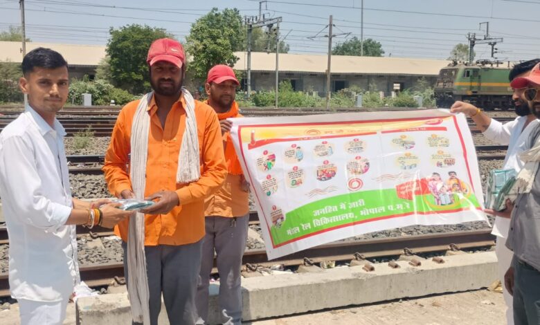 भीषण गर्मी के बीच रेलकर्मियों को बांटे ORS पैकेट 1 WhatsApp Image 2026 05 08 at 16.03.25