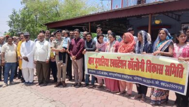 पेड़ों को काटने और आग लगाने वालों के खिलाफ रहवासियों का प्रदर्शन कार्रवाई की मांग को लेकर थाना कटारा में सौंपा ज्ञापन, पर्यावरण बचाने की अपील 6 WhatsApp Image 2026 05 10 at 14.37.32