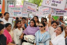 ईंधन के बढ़ते दामों के खिलाफ भोपाल में महिला कांग्रेस का हल्लाबोल, नानके पेट्रोल पंप पर जोरदार प्रदर्शन 5 WhatsApp Image 2026 05 16 at 13.01.38