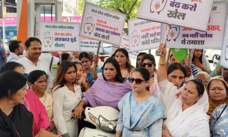 ईंधन के बढ़ते दामों के खिलाफ भोपाल में महिला कांग्रेस का हल्लाबोल, नानके पेट्रोल पंप पर जोरदार प्रदर्शन 1 WhatsApp Image 2026 05 16 at 13.01.38