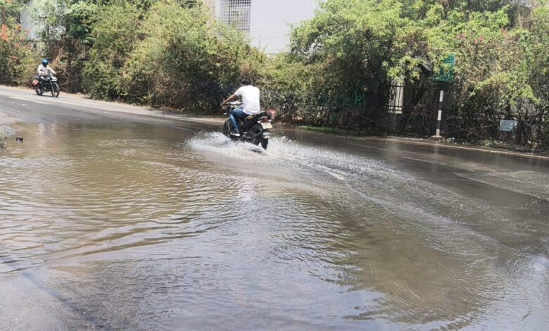 भीषण गर्मी में हजारों लीटर पानी सडक़ पर बर्बाद - अरेरा हिल्स की ग्रीन मिडोस कॉलोनी में तीन दिन से रिसाव जारी, रहवासी परेशान 1 WhatsApp Image 2026 05 21 at 10.22.15