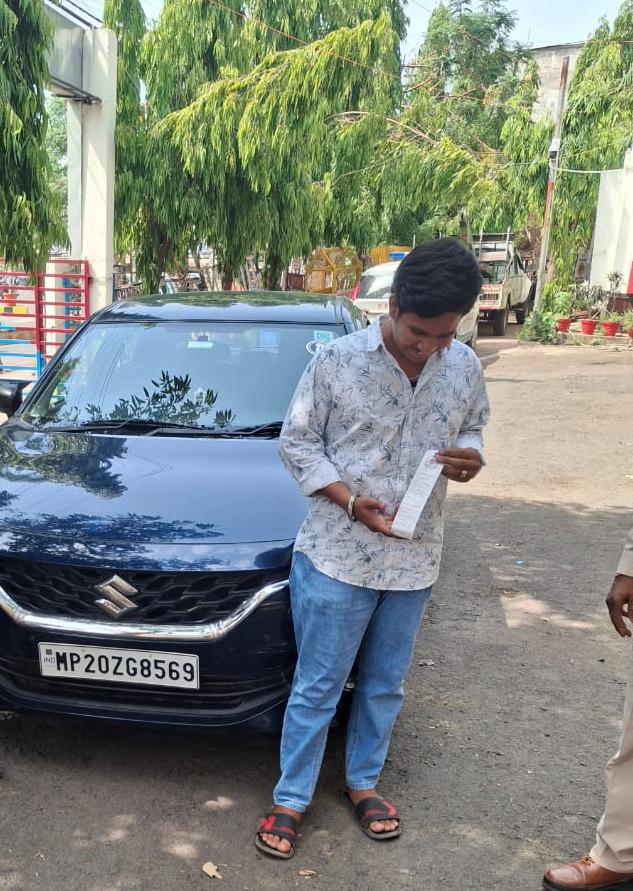 MR-4 रोड पर लापरवाही से कार लहराने वाले चालक पर बड़ी कार्रवाई, ASP अंजना तिवारी ने कराया लाइसेंस सस्पेंड.... देखें पूरा वीडियो ..... 3 WhatsApp Image 2026 05 21 at 3.51.57 PM